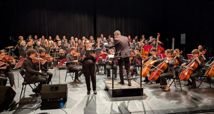 Orquesta de música en el acto del Barrio de la Música