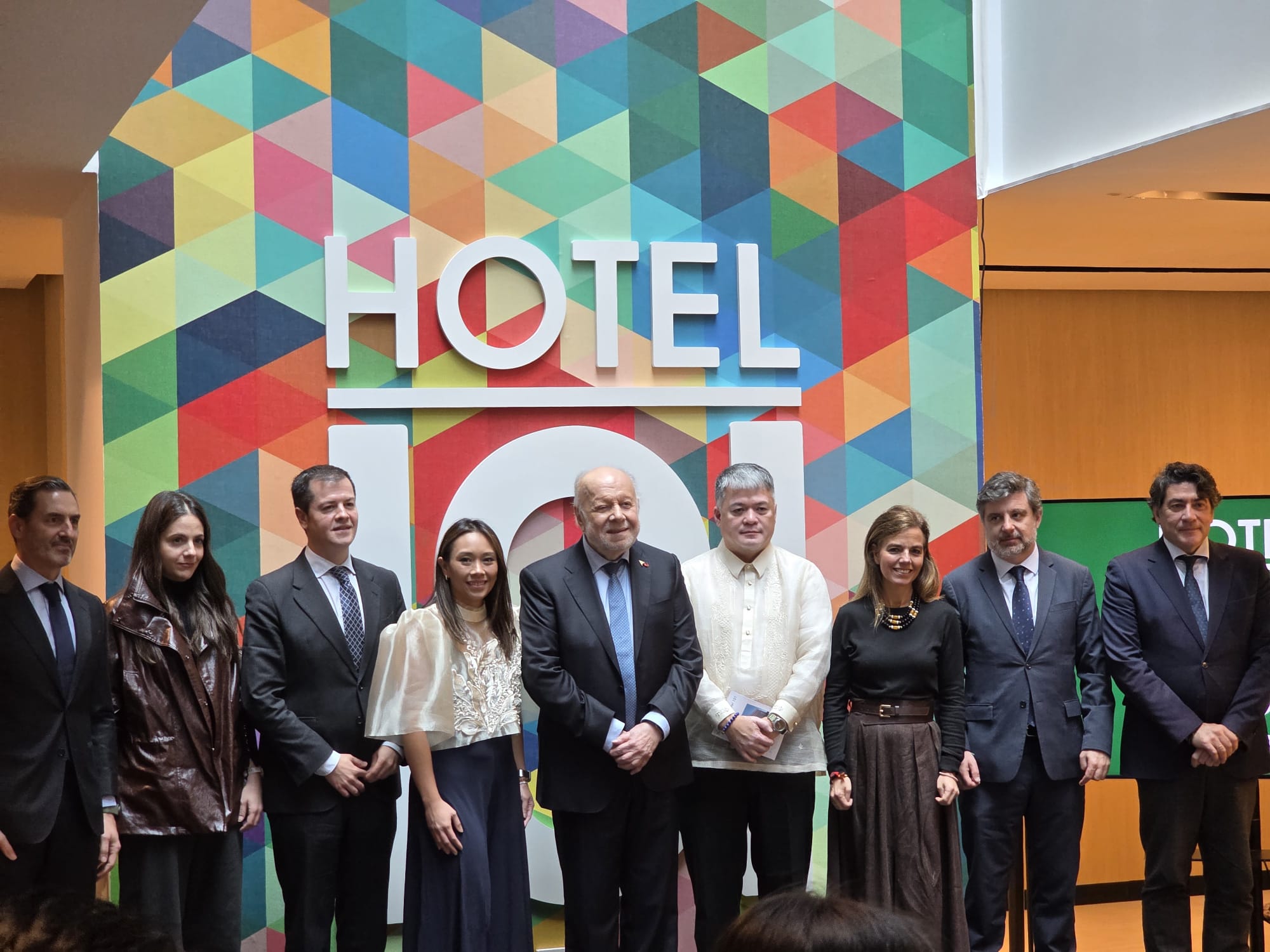 Maíllo, acompañada de los concejales de Hortaleza, David Pérez, y de Barajas, Juan Peña en el Hotel 101 Madrid