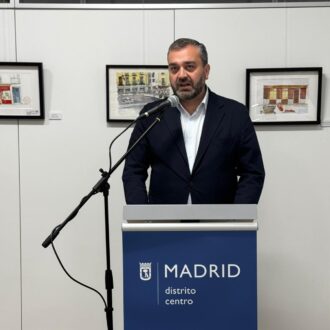 Carlos Segura, en la exposición ‘Fachadas de comercios centenarios del distrito de Centro'