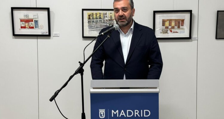 Carlos Segura, en la exposición ‘Fachadas de comercios centenarios del distrito de Centro'