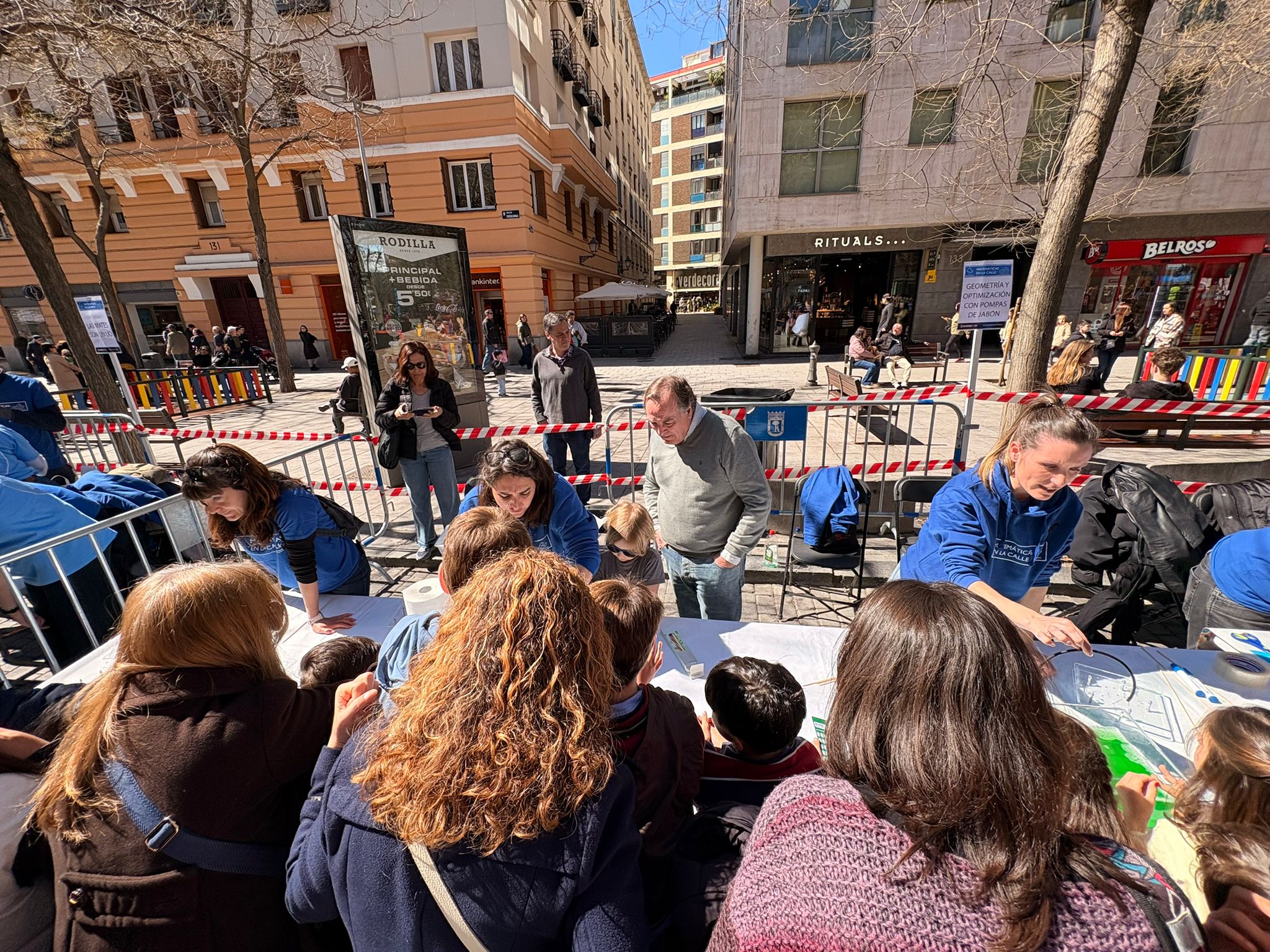 González Taboada asiste a la jornada ‘Matemáticas en la calle’ en Chamberí