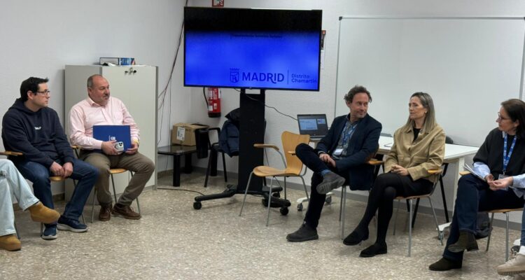 Yolanda Estrada con el equipo del Centro de Servicios Sociales Santa Hortensia