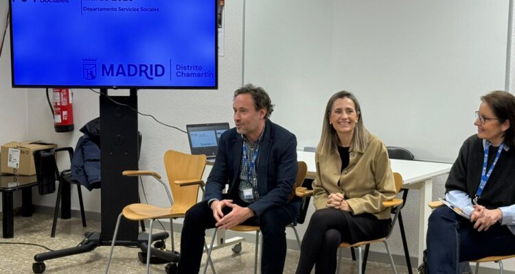 Yolanda Estrada con el equipo del Centro de Servicios Sociales Santa Hortensia