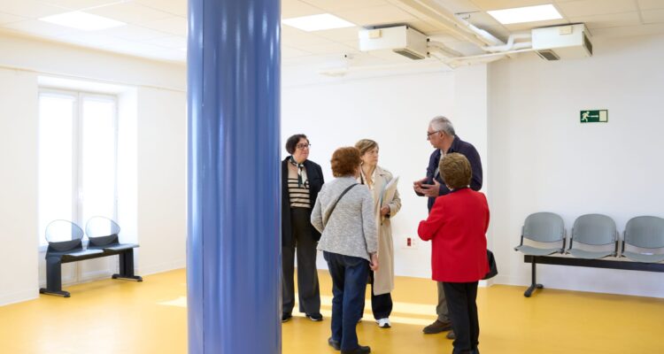 El concejal de Carabanchel Carlos Izquierdo durante su visita al CMM Monseñor Óscar Romero