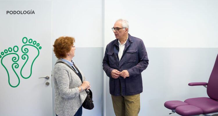 El concejal de Carabanchel Carlos Izquierdo durante su visita al CMM Monseñor Óscar Romero