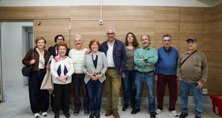 El concejal de Carabanchel Carlos Izquierdo durante su visita al CMM Monseñor Óscar Romero con usuarios del centro