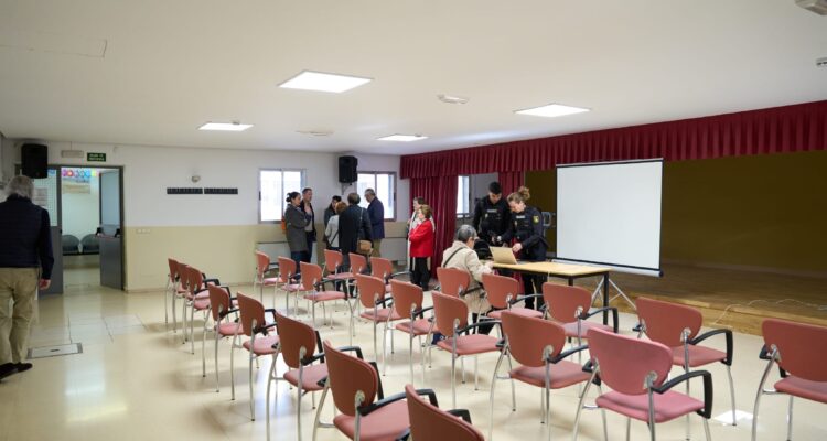 El concejal de Carabanchel Carlos Izquierdo durante su visita al CMM Monseñor Óscar Romero en el salón de actos