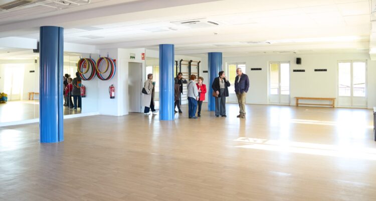 El concejal de Carabanchel Carlos Izquierdo durante su visita al CMM Monseñor Óscar Romero