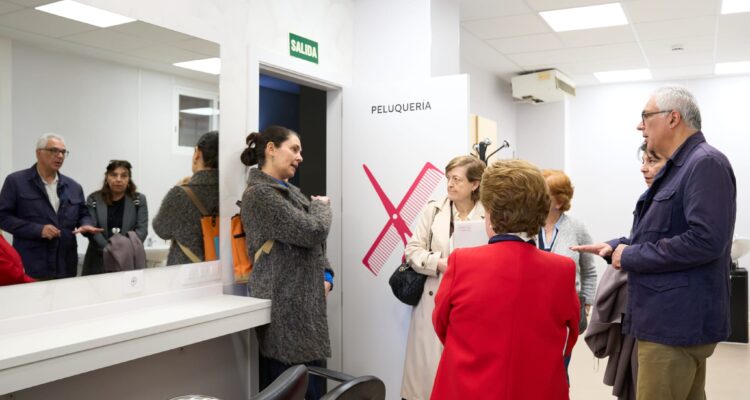 El concejal de Carabanchel Carlos Izquierdo durante su visita al CMM Monseñor Óscar Romero