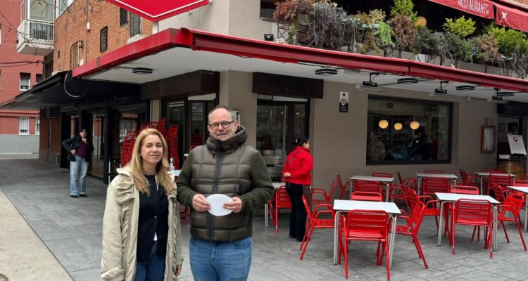 Álvarez entregando el distintivo ‘Treintañeros de Ciudad Lineal’