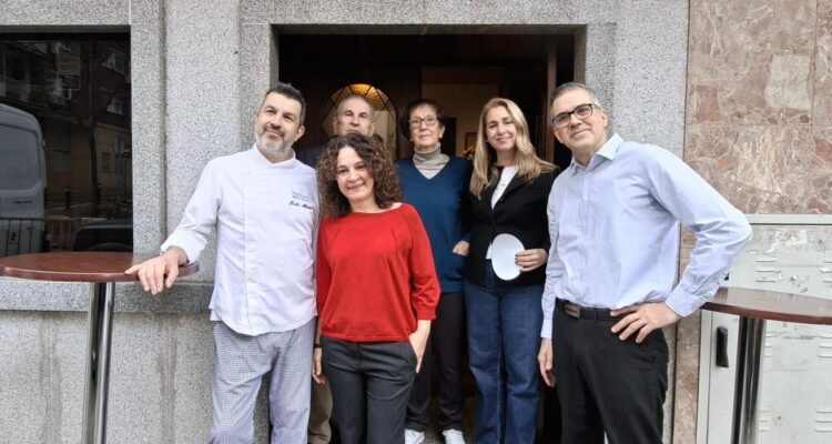 Álvarez entregando el distintivo ‘Treintañeros de Ciudad Lineal’