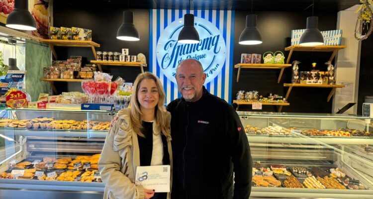 Álvarez entregando el distintivo ‘Treintañeros de Ciudad Lineal’