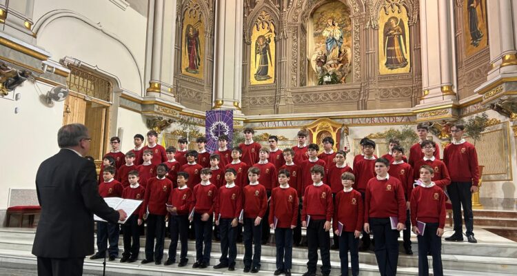 La Escolanía de El Escorial actuando en la iglesia de Nuestra Señora de los Ángeles