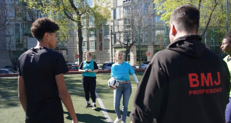 La concejala de Chamartín durante el saque inicial del torneo de fútbol 7