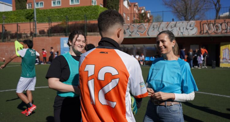 La concejala de Chamartín durante el saque inicial del torneo de fútbol 7