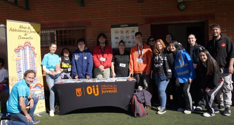 Foto de la concejala de Chamartín junto a participantes del torneo de fútbol 7