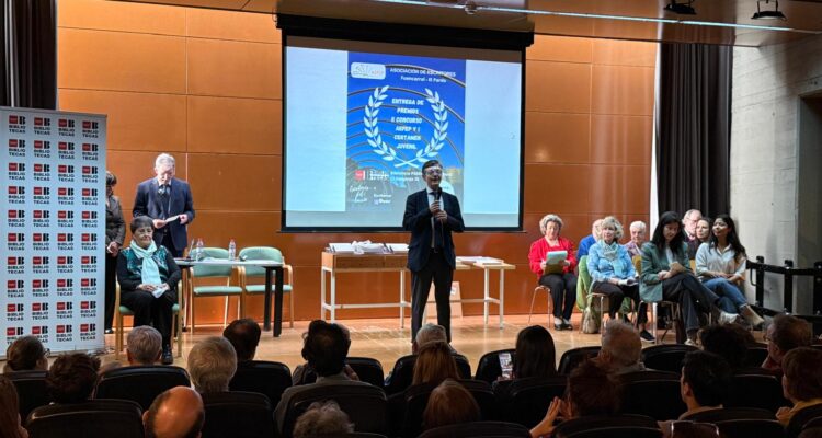 Martínez Páramo durante la entrega de los premios del II Certamen literario AEFEP