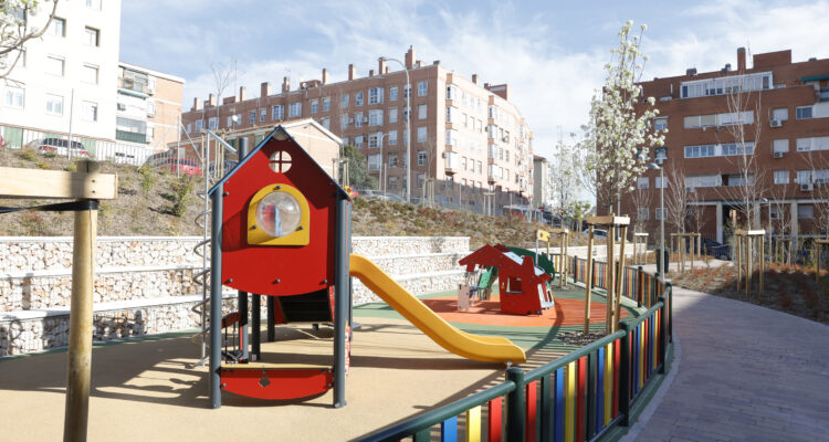 Zona infantil del parque en Ciudad Lineal
