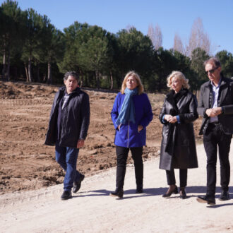 La vicealcaldesa, Inma Sanz, ha visitado la zona junto a la delegada de Obras y Equipamientos, Paloma García Romero, y el concejal de Hortaleza, David Pérez