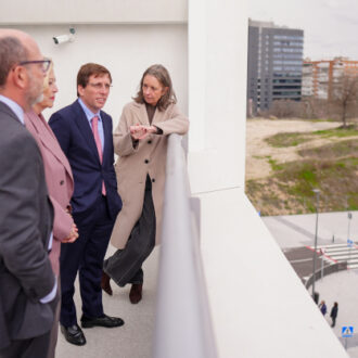 Almeida visita el nuevo edificio multifuncional de Guindalera