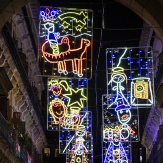 Luces diseñadas por los niños ganadores del concurso escolar de iluminación navideña de 2025