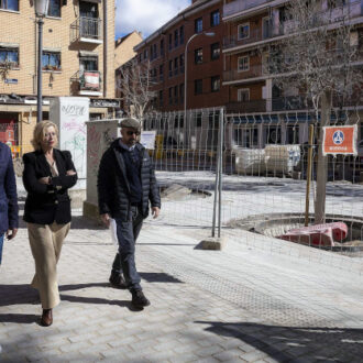 García Romero visita las obras de remodelación del casco histórico de Carabanchel Bajo