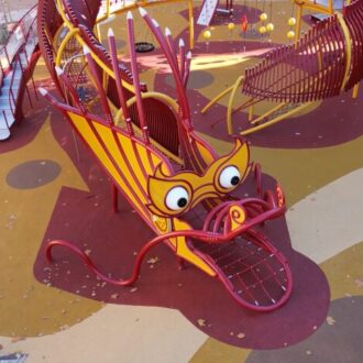 Parque infantil con forma de dragón en la plaza de las Tizas