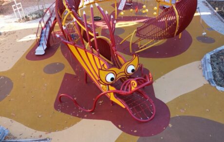 Parque infantil con forma de dragón en la plaza de las Tizas