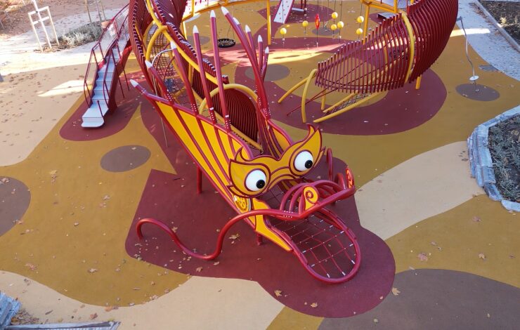 Parque infantil con forma de dragón en la plaza de las Tizas