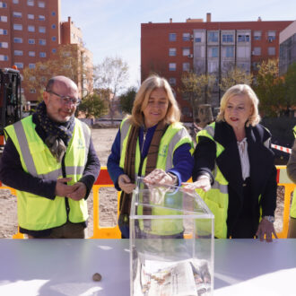 La vicealcaldesa ha colocado la primera piedra junto a los delegados de Obras y Equipamientos y de Políticas Sociales, Familia e Igualdad y la concejala del distrito
