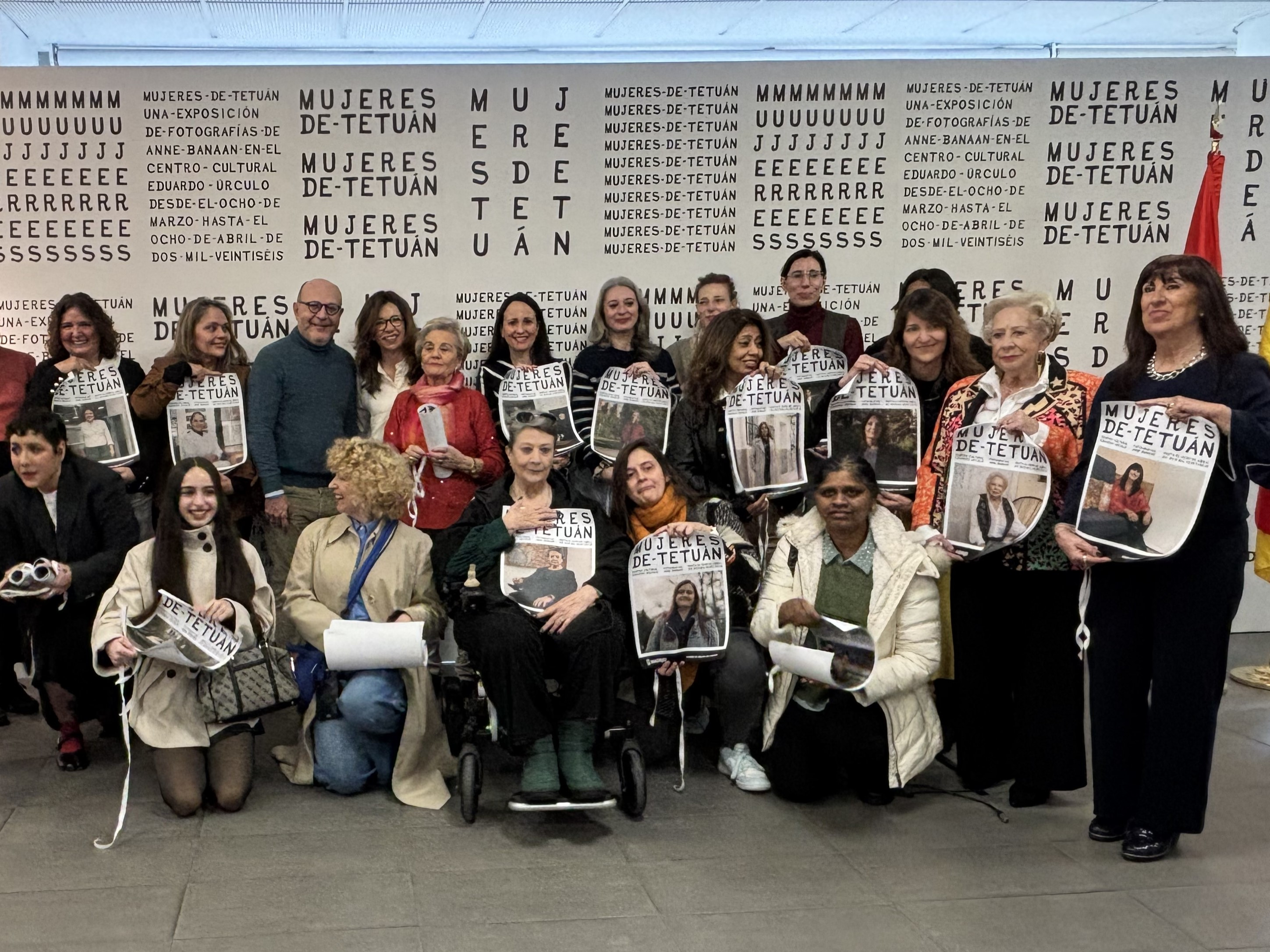 El delegado de Políticas Sociales, Familia e Igualdad, José Fernández, y la concejala de Tetuán, Paula Gómez-Angulo junto a varias de las vecinas del distrito que han participado en la exposición