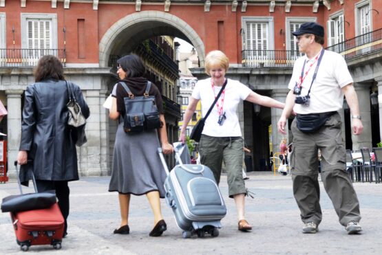 Turistas en la plaza Mayor de Madrid (imagen de archivo)