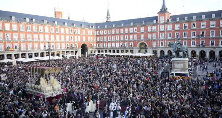 Procesión del Jueves Santo en la plaza Mayor