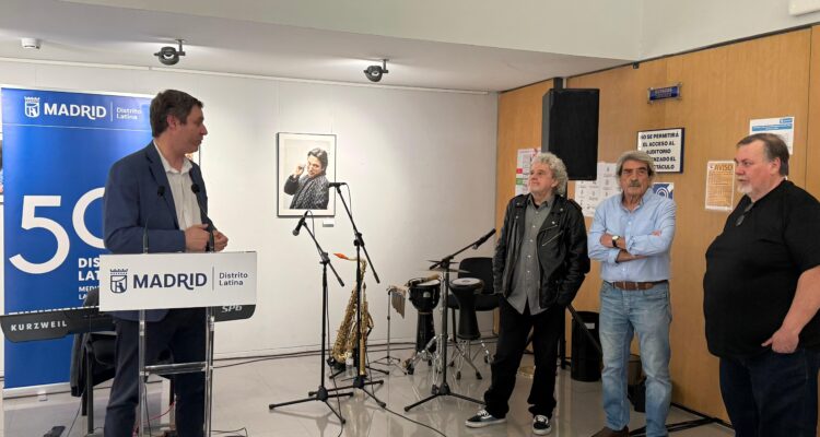 El concejal de Latina, Alberto González, durante la inauguración de la exposición ‘Dos miradas’