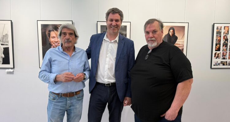 El concejal de Latina, Alberto González, junto a los fotógrafos Vicente López Tofiño y Domingo J. Casas