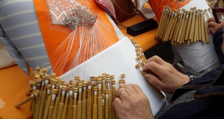 encaje de bolillos detalle manos trabajando mundillo Vallecas