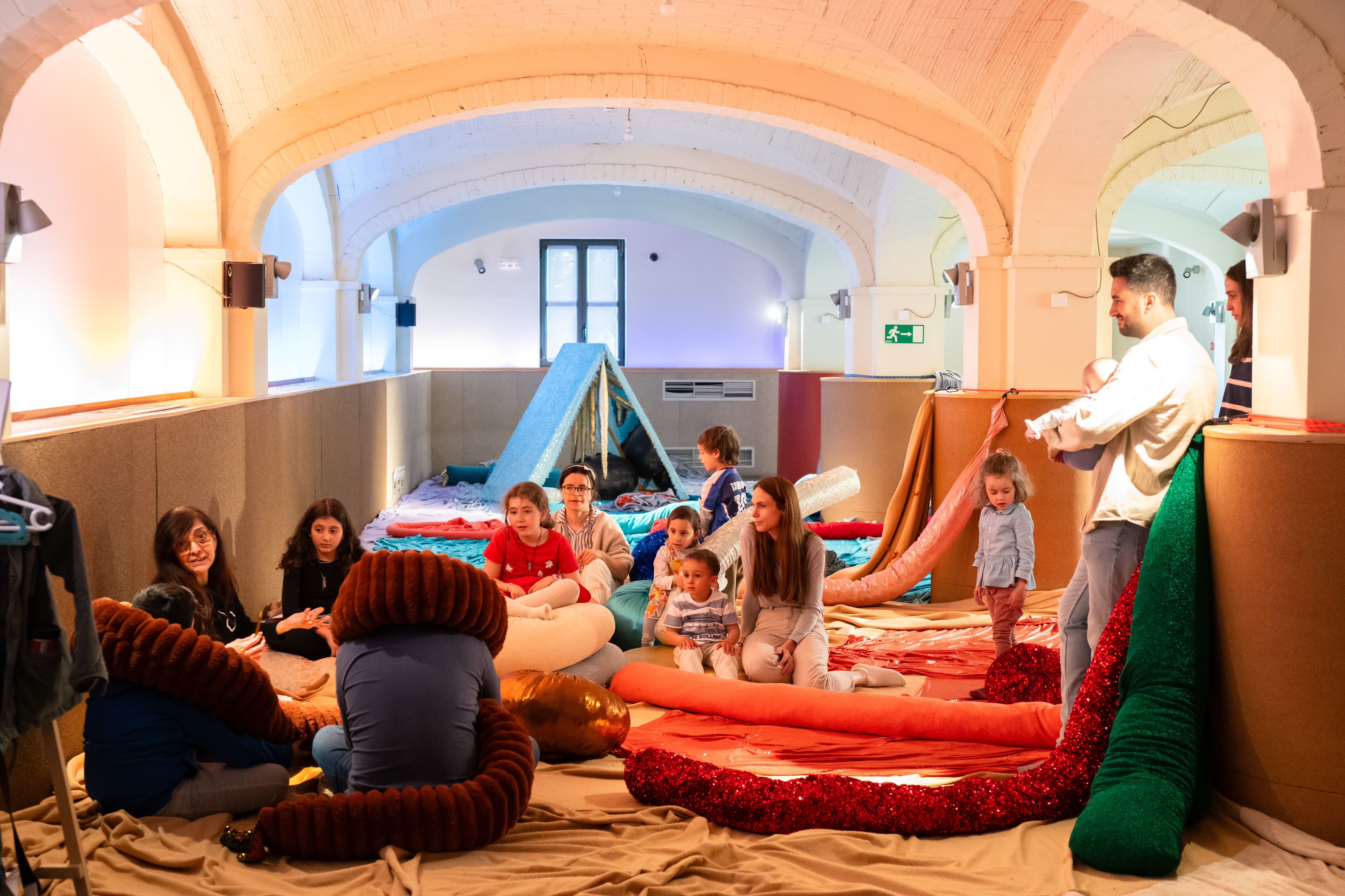 Niños y familias jugando en una instalación blanda interactiva en Espacio Abierto Quinta de los Molinos