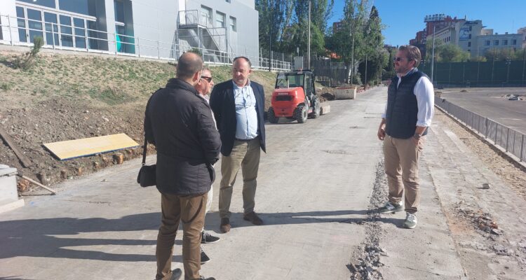 Pezuela visita las obras de reforma de la pista de atletismo del CDM Moratalaz