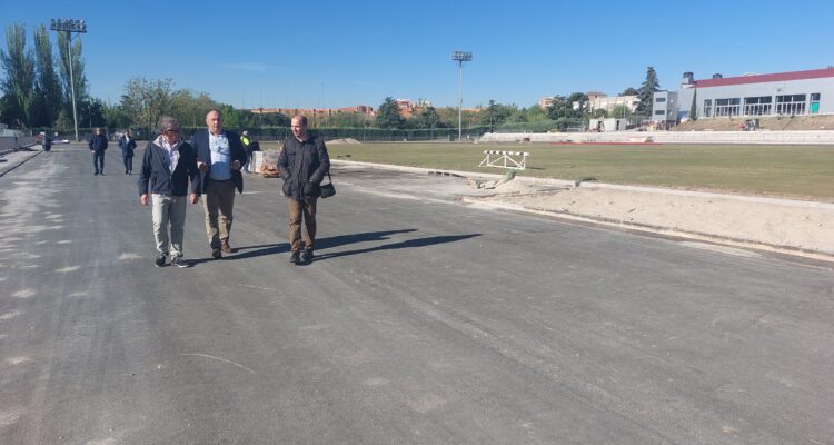 Pezuela visita las obras de reforma de la pista de atletismo del CDM Moratalaz
