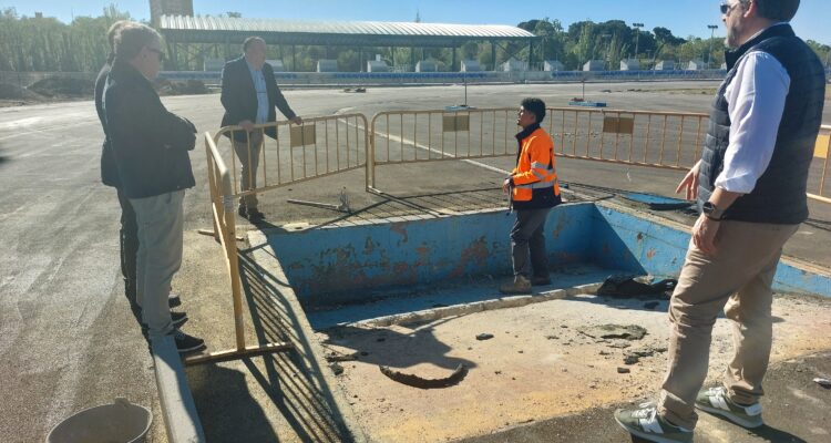 Pezuela visita las obras de reforma de la pista de atletismo del CDM Moratalaz