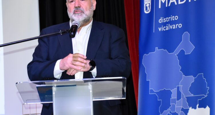 Ángel Ramos en la entrega de premios del IV Certamen Literario del Libro Fórum