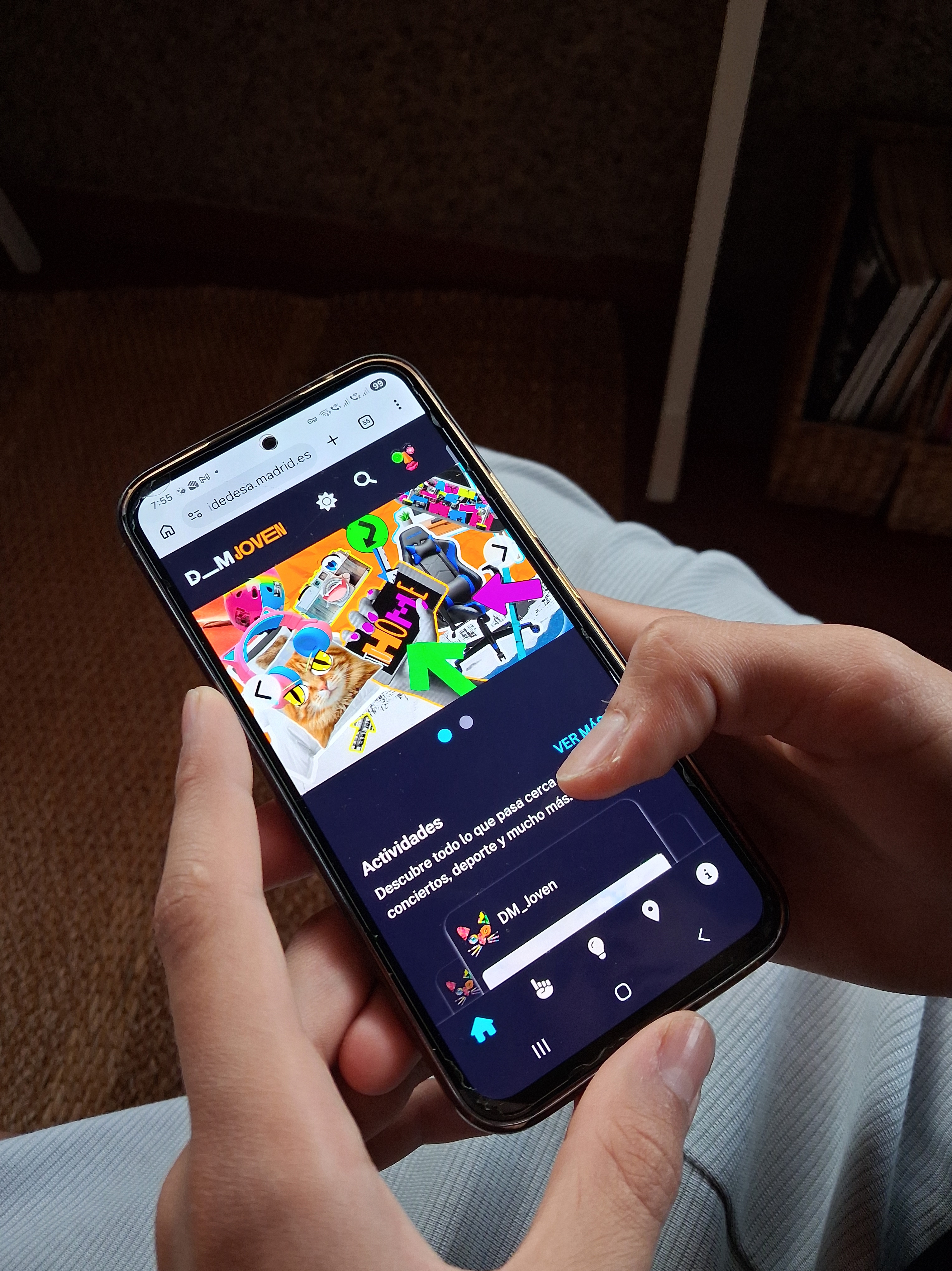 Imagen de un usuario accediendo con su teléfono móvil a la plataforma Decide Madrid JOVEN