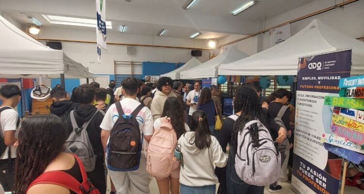 Estudiantes recorriendo la I Feria de FP