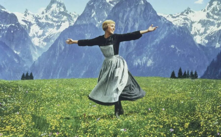 Escena de la película Sonrisas y lágrimas con protagonista en paisaje alpino