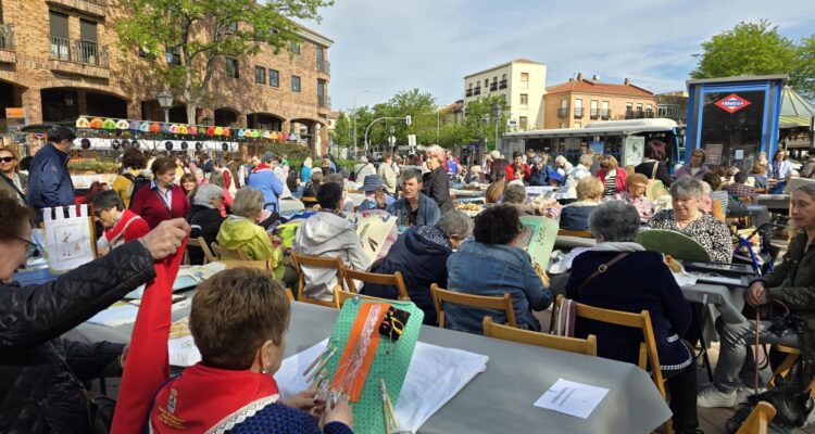encuentro bolillos Villa de Vallecas 2026 participantes trabajando encaje