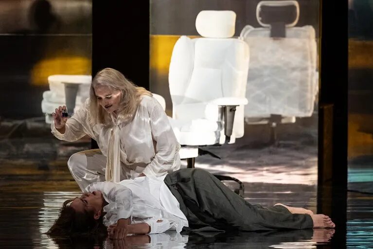 Escena de la obra El veneno del teatro con dos actrices en un momento dramático sobre el escenario