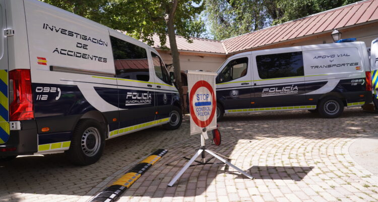 Sanz conoce los nuevos vehículos para modernizar la flota de Policía Municipal