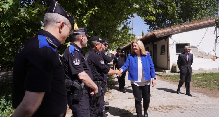 Sanz conoce los nuevos vehículos para modernizar la flota de Policía Municipal