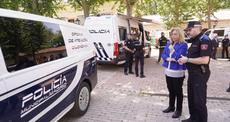 Sanz conoce los nuevos vehículos para modernizar la flota de Policía Municipal