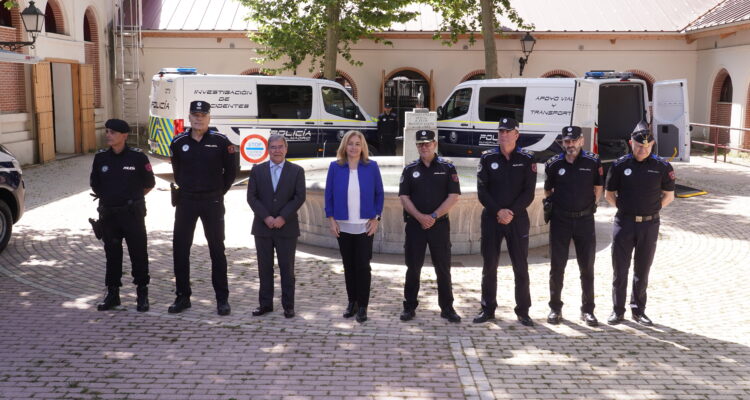 Sanz conoce los nuevos vehículos para modernizar la flota de Policía Municipal